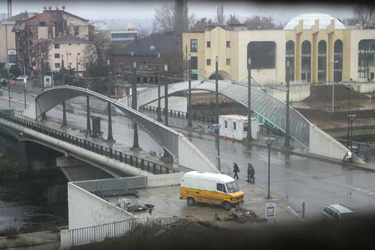 Puente sobre el río Ibar en Mitrovica (click para ampliar)